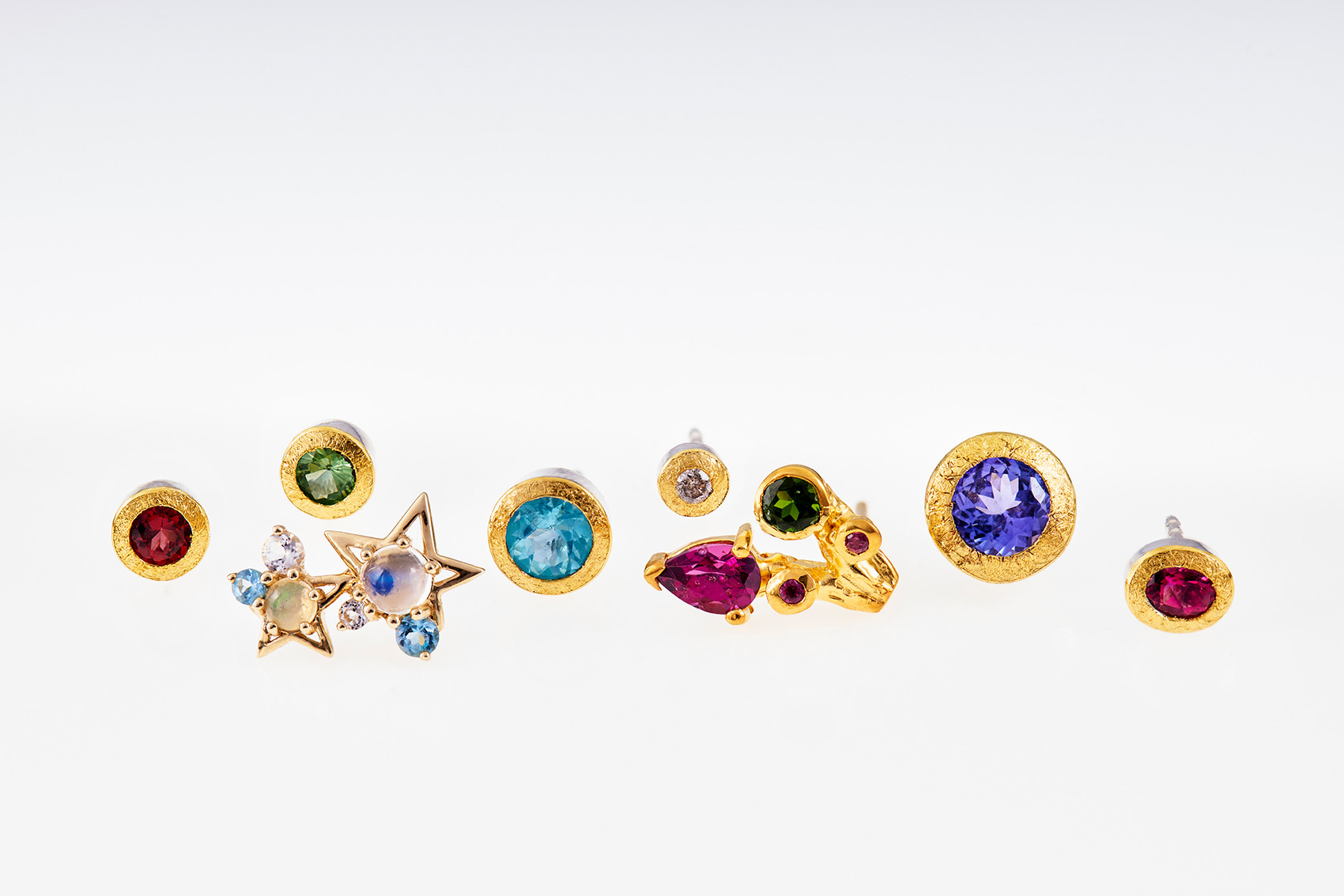 Stecker aus 925 Silber und 999 Feingold mit Edelsteinen